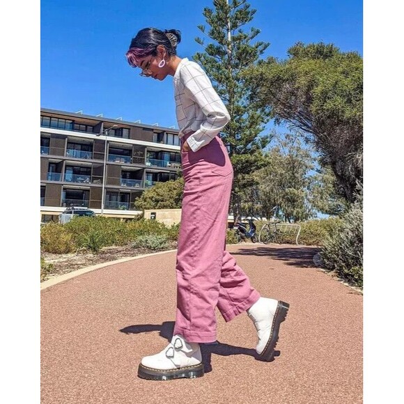 Dr. Martens Devon Heart Platform Boots White Black Leather NWOB - Picture 3 of 15